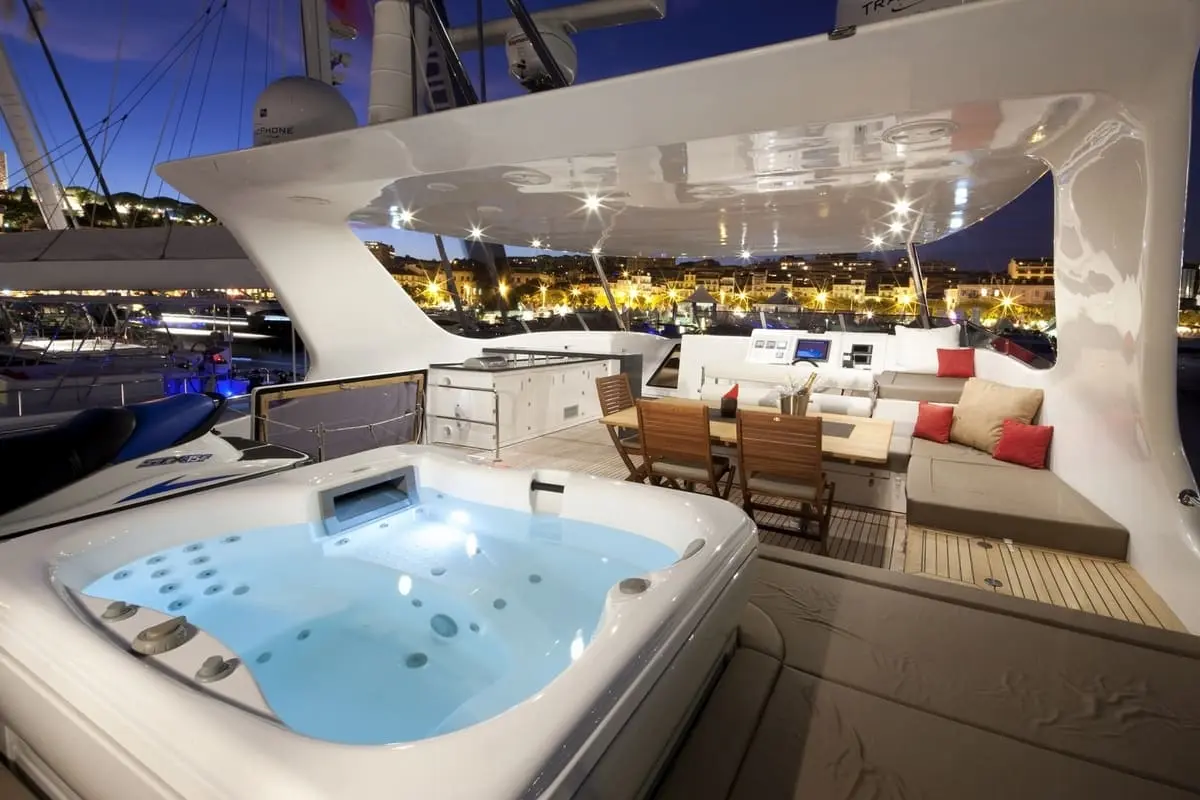 Damrak II Jacuzzi - Sunreef Yachts Set Luxury