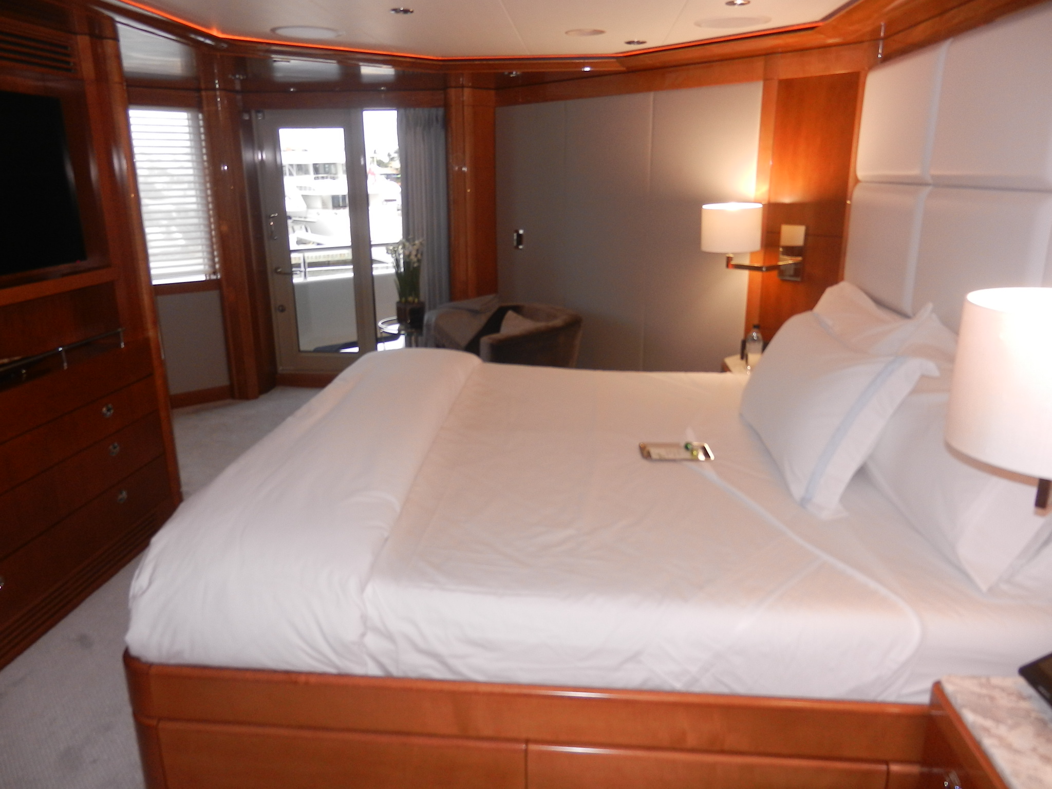 Luxury motor yacht charter "Aquavita" - Master Cabin