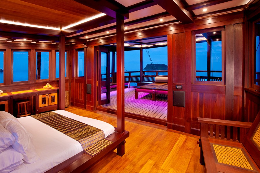 Indonesia yacht charter Dunia Baru - master suite