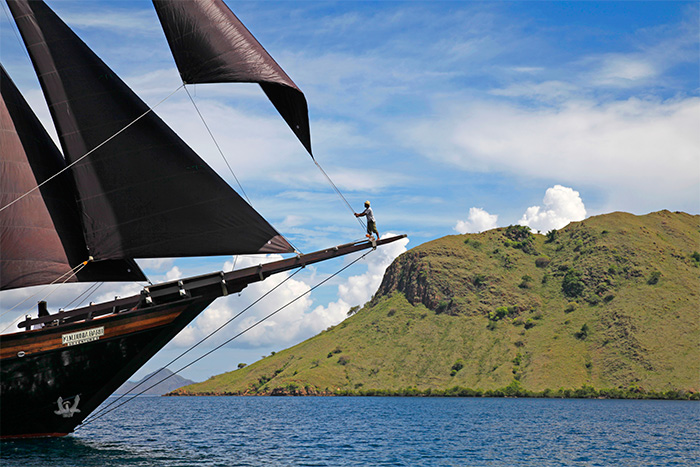Indonesia yacht charter Dunia Baru - sailing Komodo