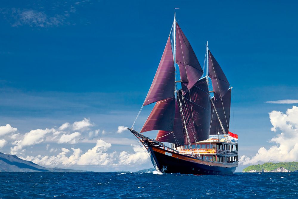 Indonesia yacht charter Dunia Baru - under sail
