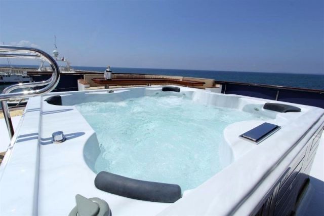 Jacuzzi on M/Y "Donna Del Mare"