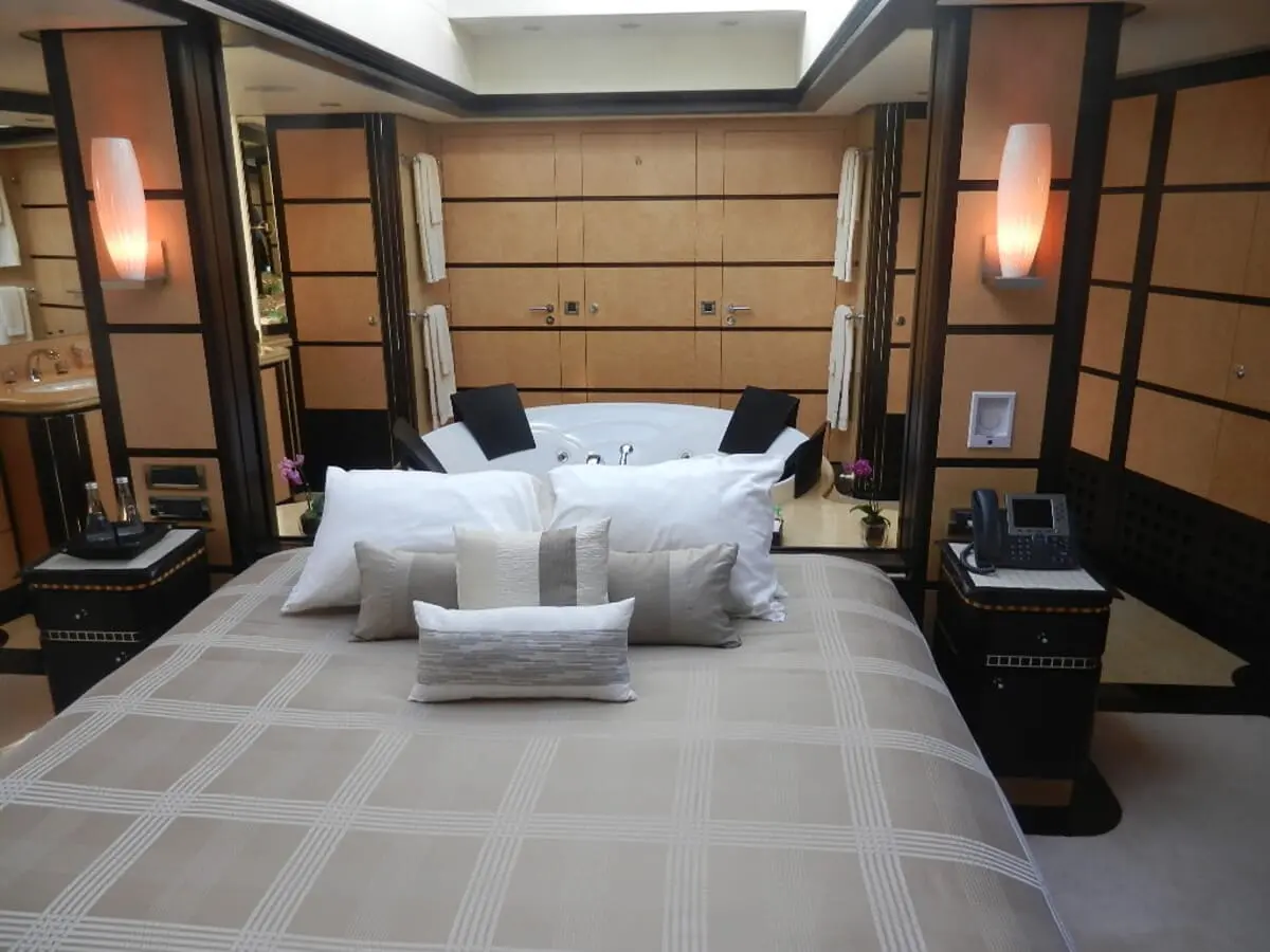 M/Y Harlee bedroom