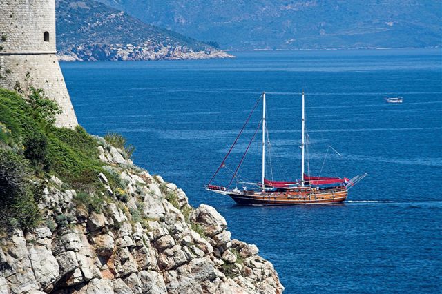 Motor-Sailer cruising into Port