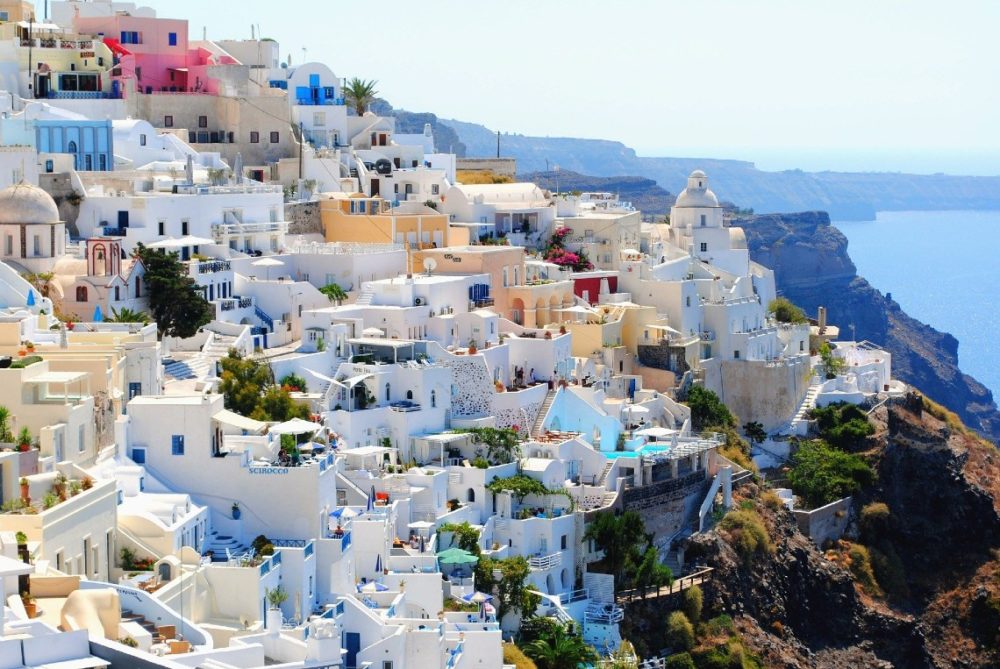 Picture of Santorini's houses on the cliff.