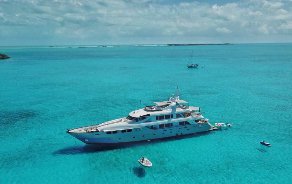 Sail on bahamas motoryacht charter M3