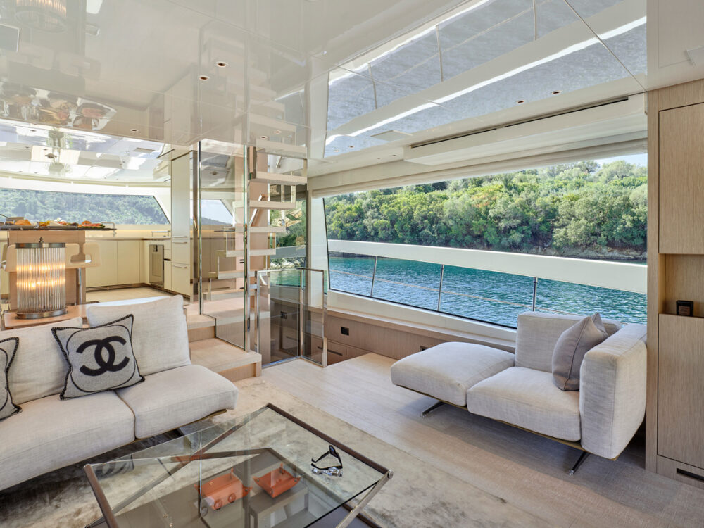 Motor-Yacht Nirvana's spacious interior