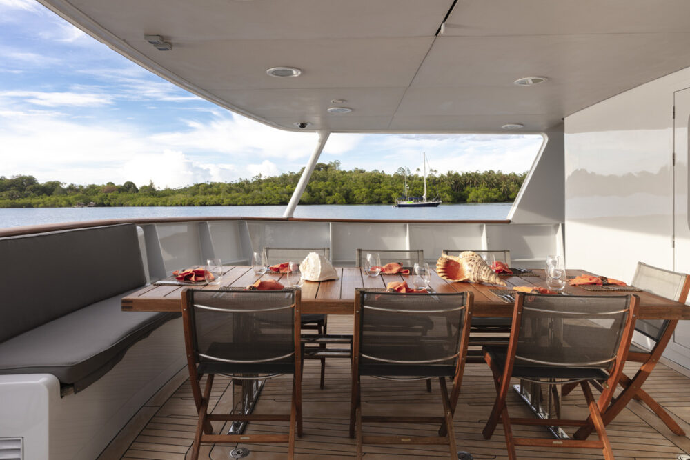 alfresco dining area on M/Y Dardanella