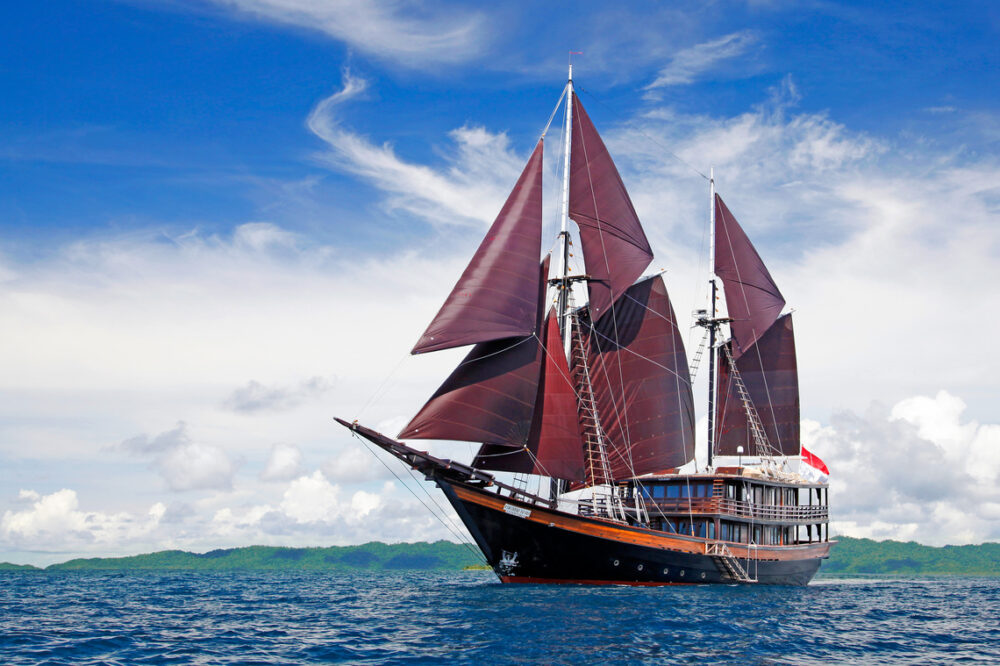 Dunia Baru, Under Sail