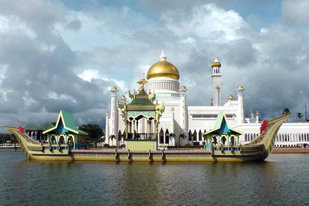 Sultan Omar Ali Saifuddin Mosque, Brunei yacht charter