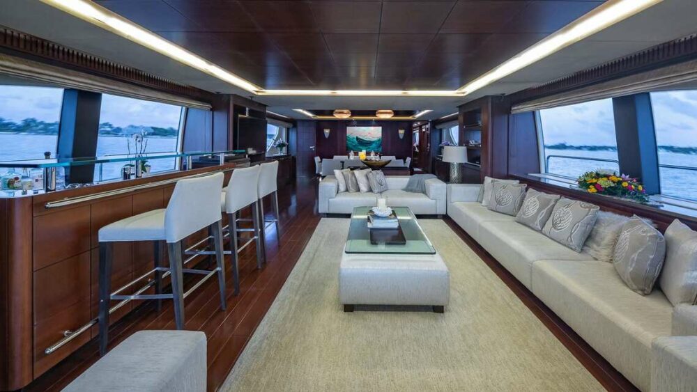 Virgin-Islands Motor-Yacht TAIL-LIGHTS offers a well-designed Salon