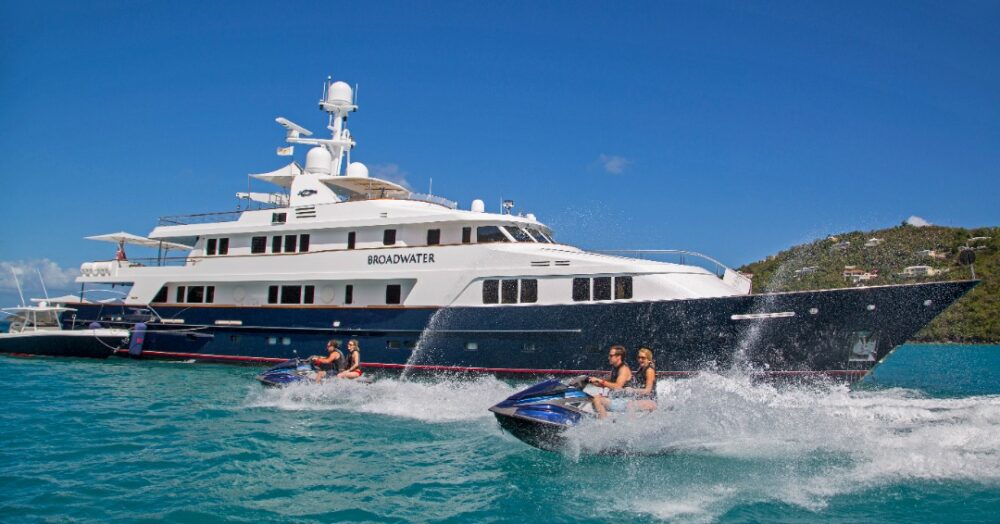 Experience onboard a yacht with jet skis