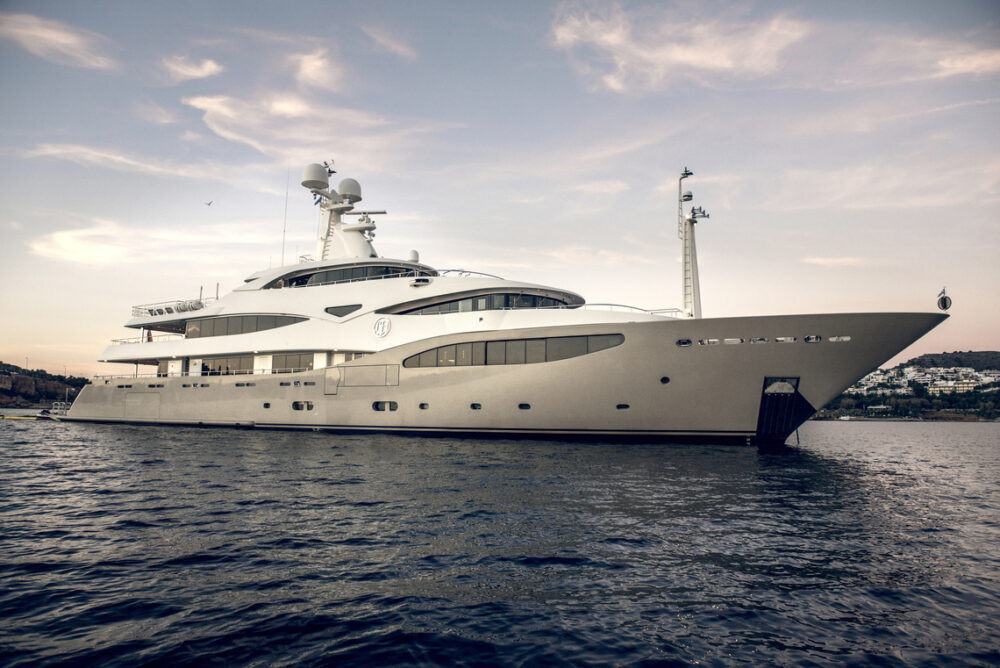 superyacht charter LIGHT HOLIC