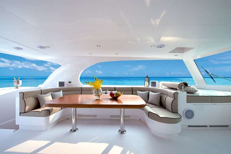 Power catamaran Sea Glass 74's flybridge