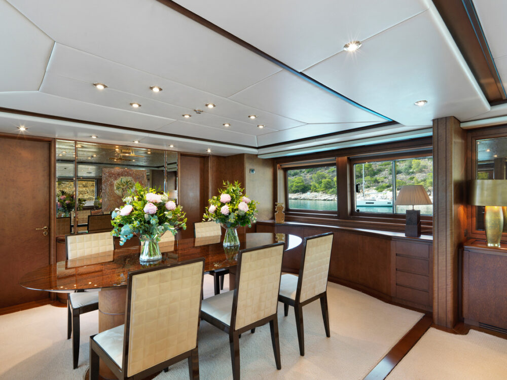 M/Y IDYLLE's dining area