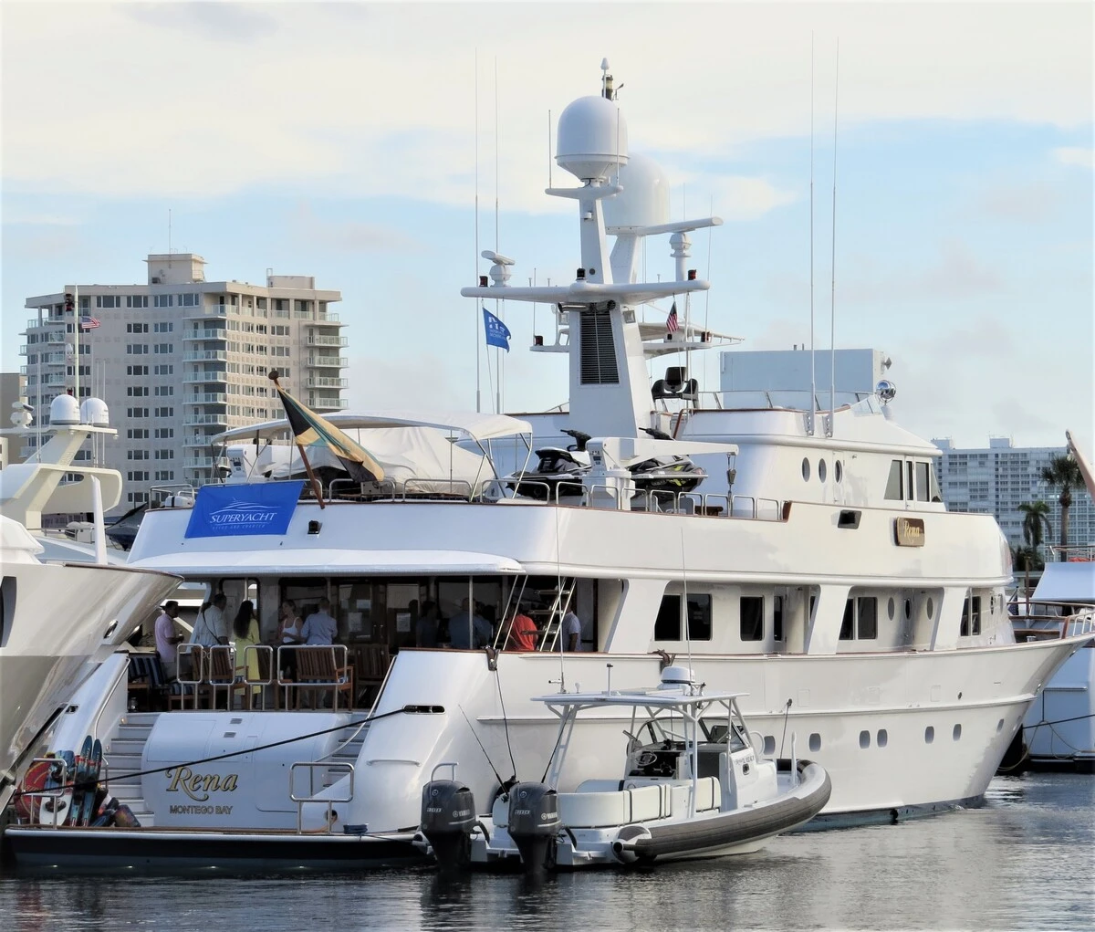 Motor-Yacht Rental in the Bahamas - Luxury Yacht Charters