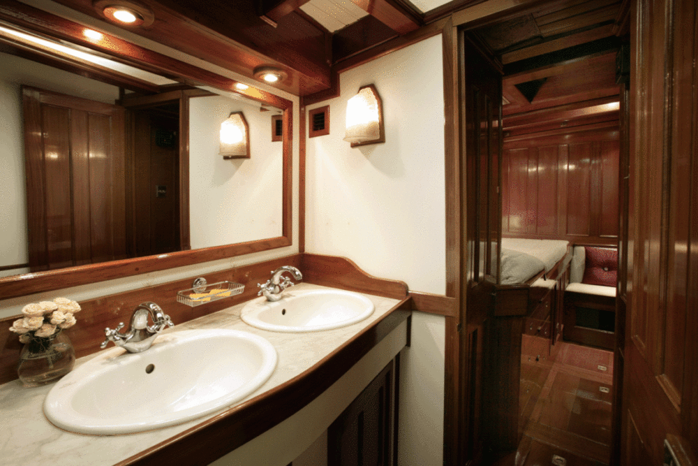 Guest Bathroom of Aello yacht in Greece