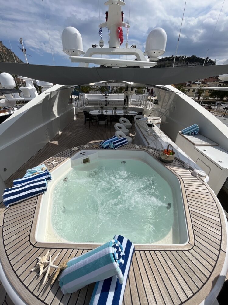 Motor-yacht Barents jacuzzi 