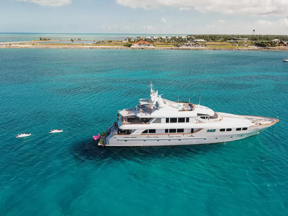 Motor Yacht M3 in the Bahamas. Yacht Chatering in the Bahamas