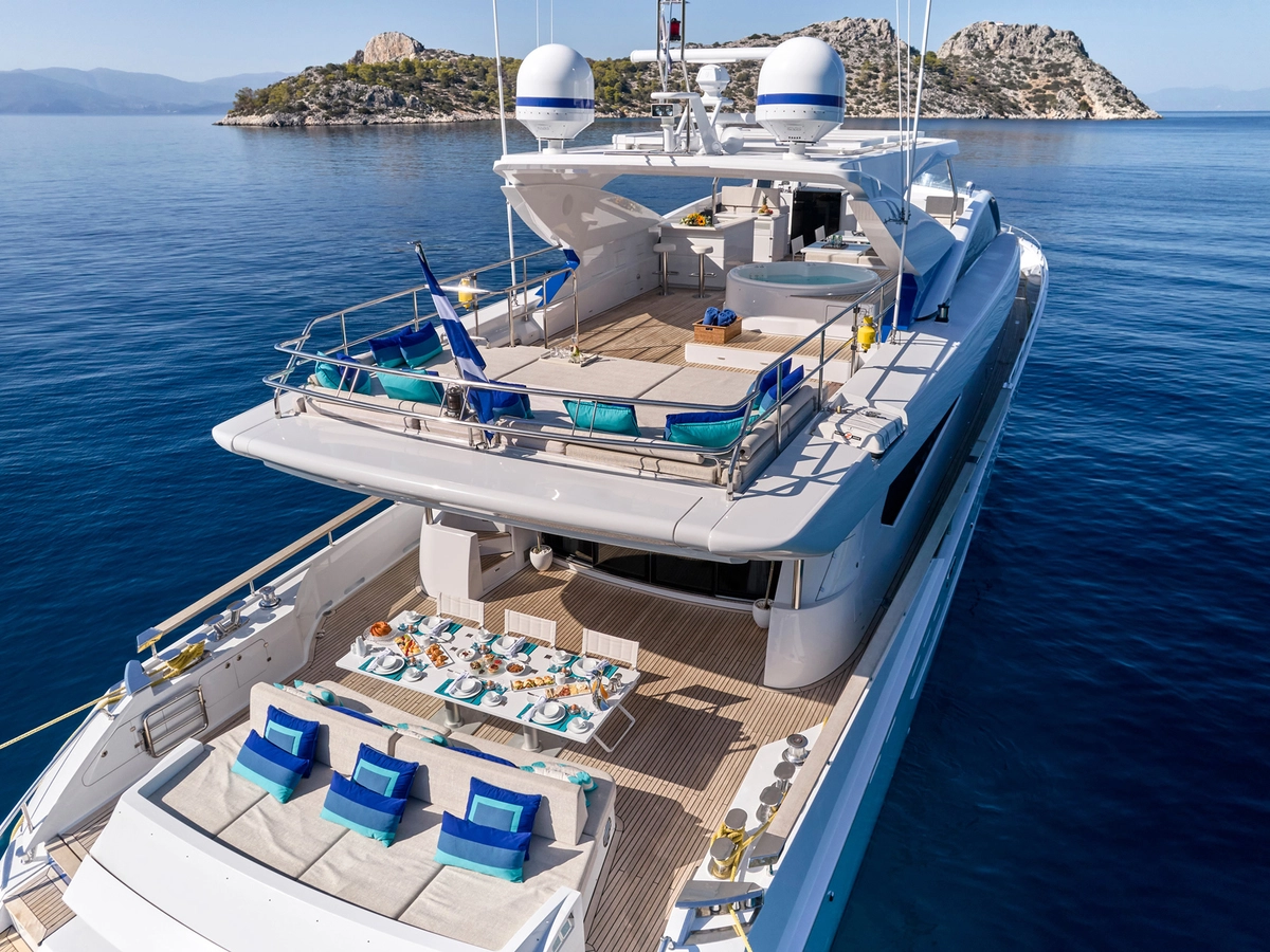 rent a motor yacht in Greece -Hakuna Matata