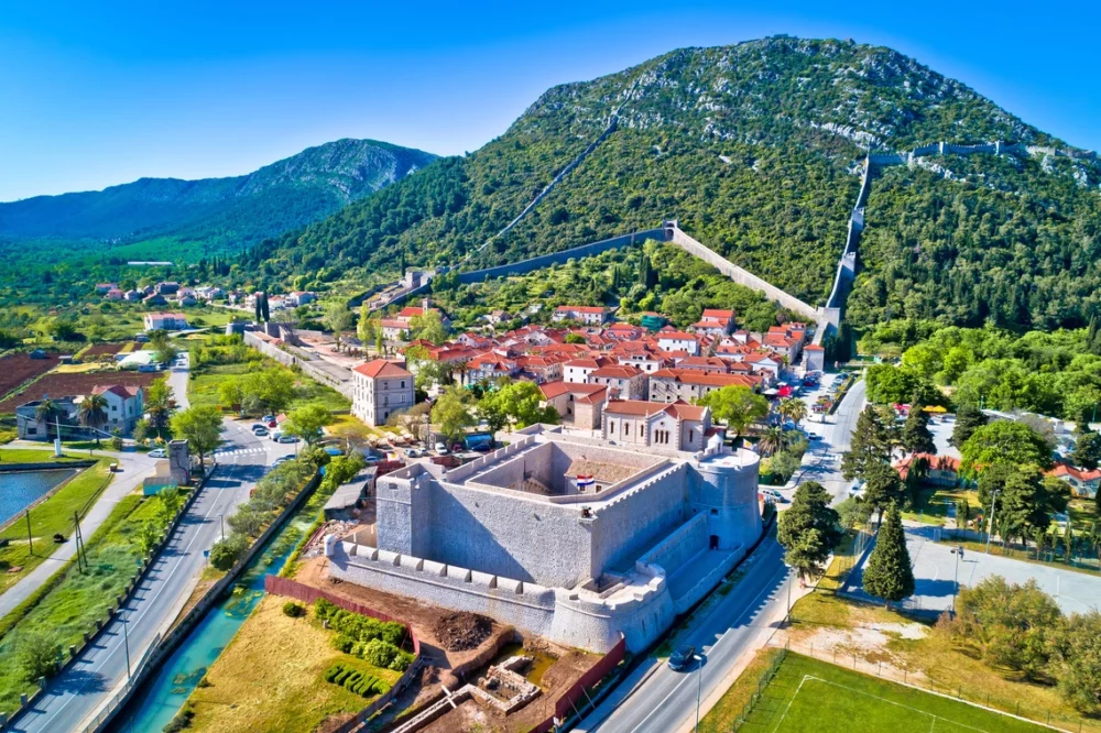 Ston aerial view o castle, wall and city