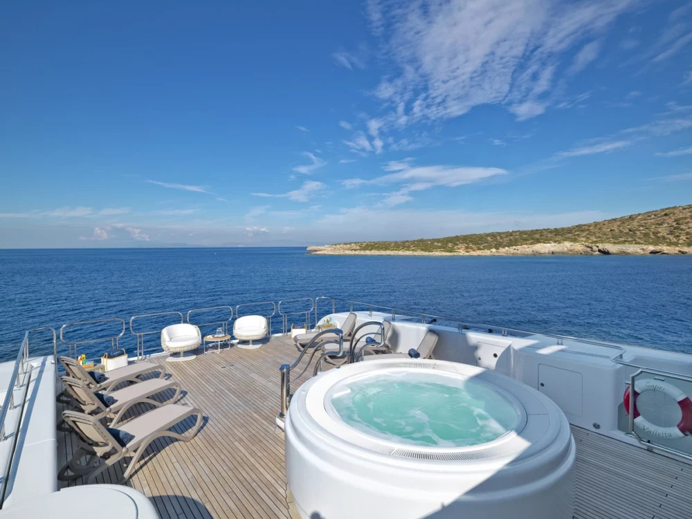 M/Y CAPRI's sundeck