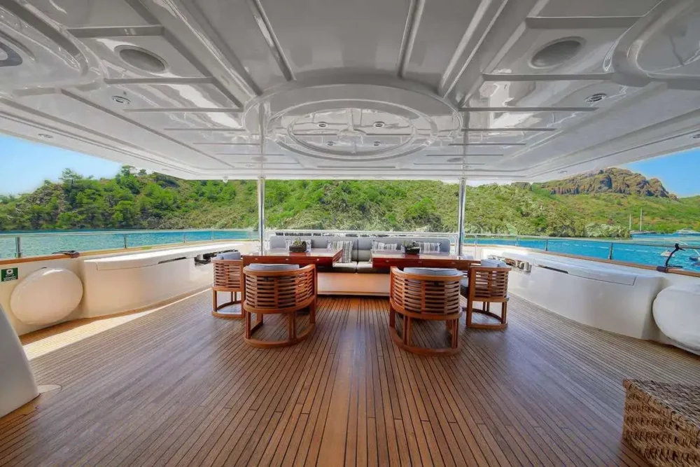 motor yacht ARIELA deck