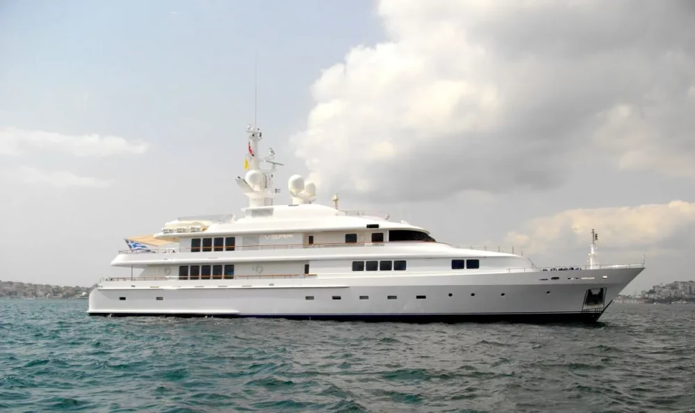 motor yacht charters to 100ft