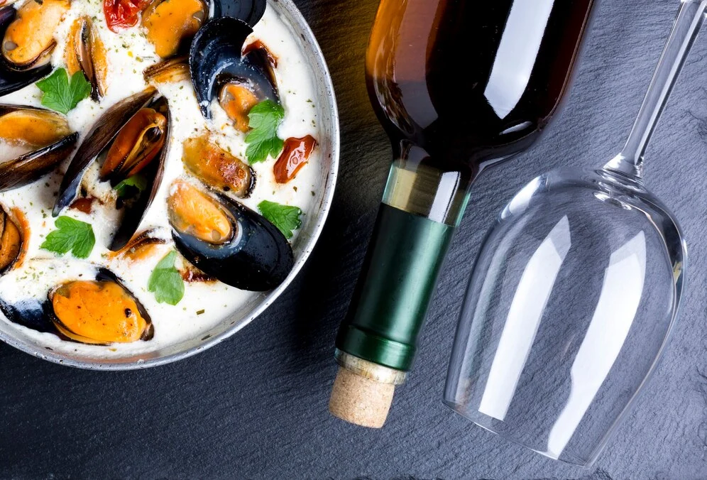 flat-lay-pan-with-mussels-white-sauce-wine-bottle
Bahamas Yacht Culinary Experience