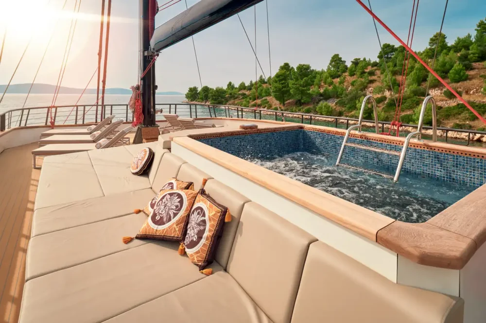 Anetta Motorsailer Jacuzzi