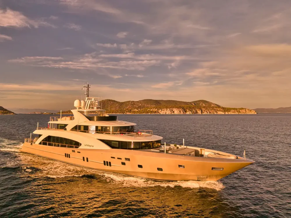 12-Guest Motoryacht in Greece - La Pellegrina