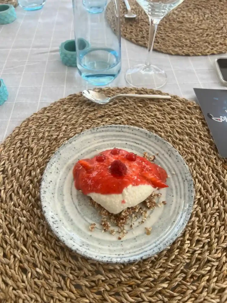 hydrus strawberry dessert