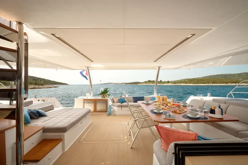 alfresco dining catamaran