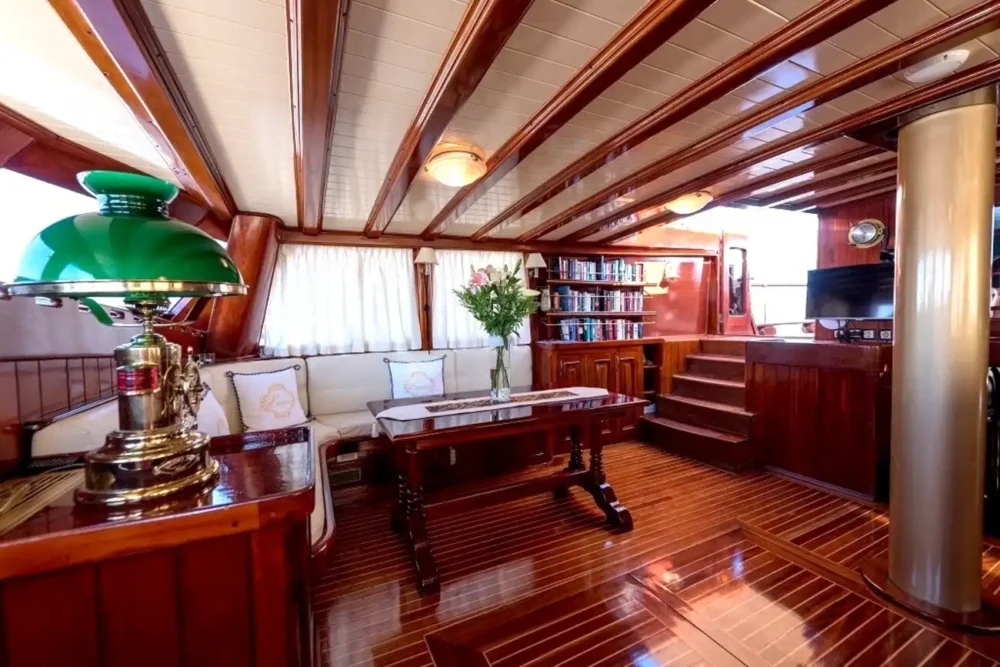 erato main saloon