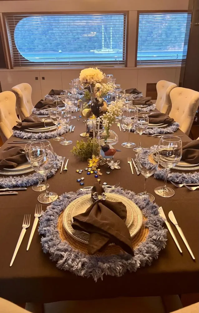 Queen Mare Motor Yacht - dining