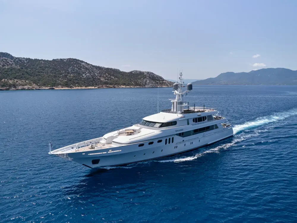 Top 10 Motoryacht Charters in Greece - Invader