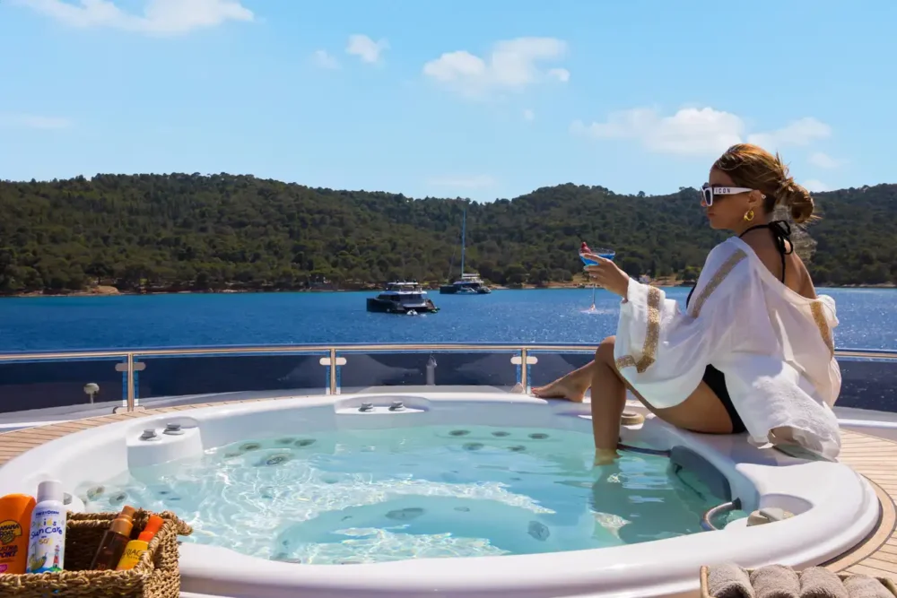 Top 10 Motoryacht Charters in Greece - jacuzzi