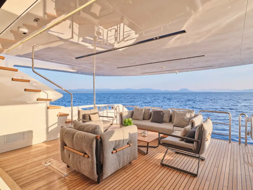 Four Joys Motor Yacht - aft