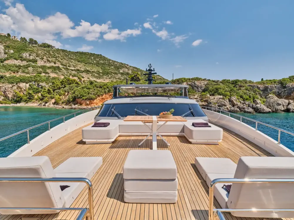 Four Joys Motor Yacht - deck